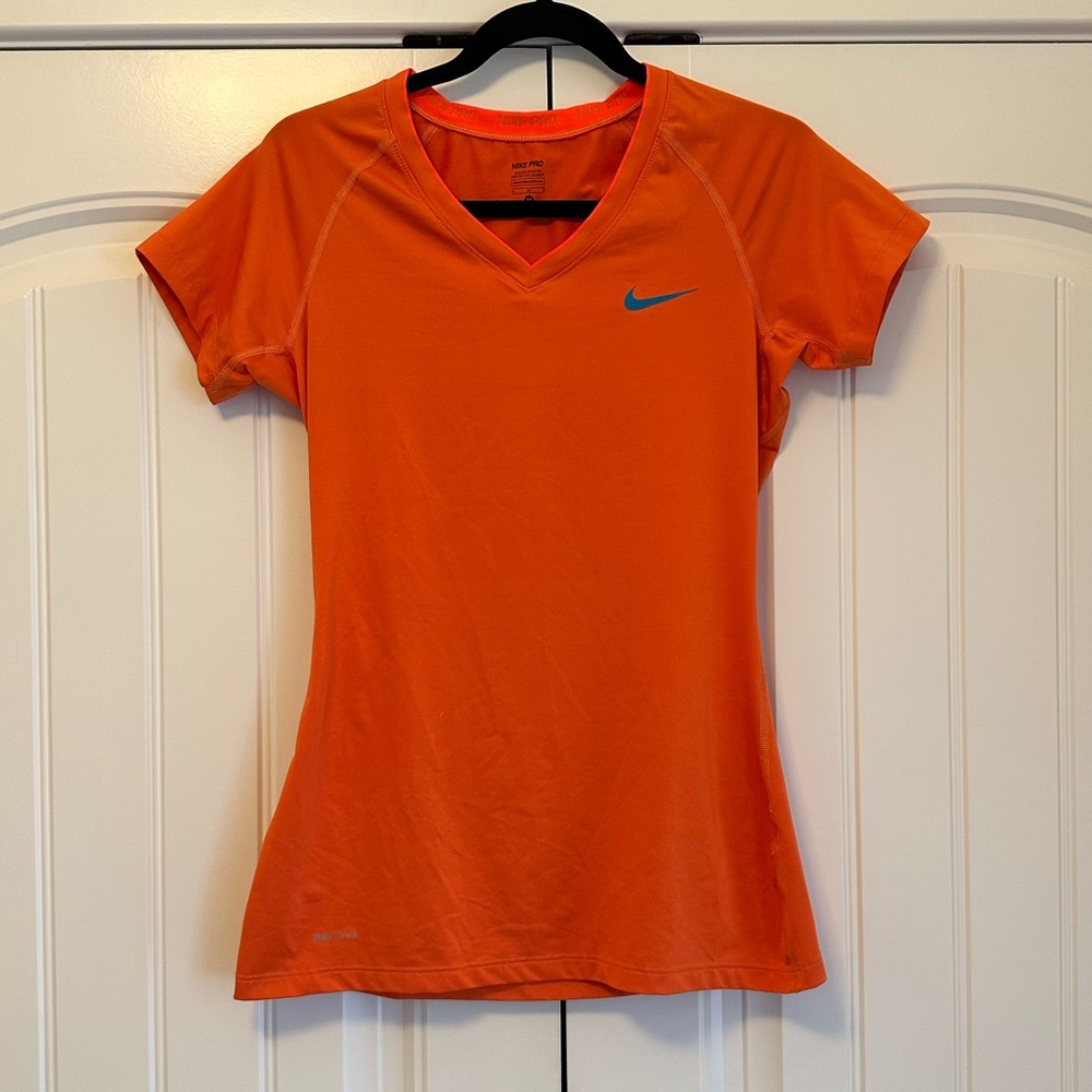 Nike pro women’s tee. Size L. Orange